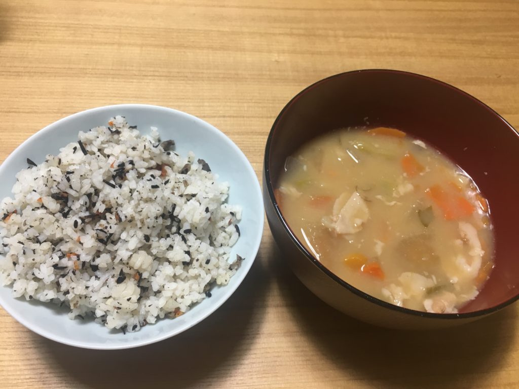 ひじきご飯と豚汁